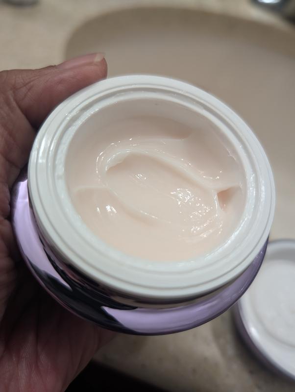 Customer photo for "Lightweight, doesn't cause breakouts, hydrating"
