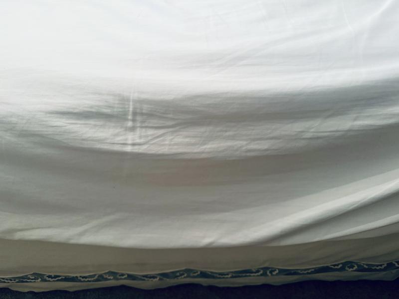Side view of how fitted sheet does not hold well to the mattress at all