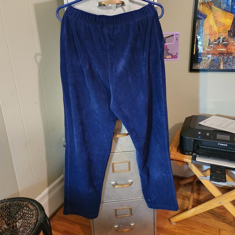 Size M. HUGE with baggy legs. Had purchase black pair over a year ago - they were perfect.