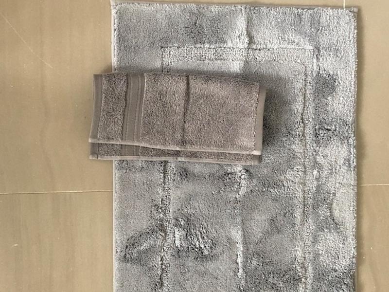 Rug and towels are both Steel Gray -- but not the same Steel Gray