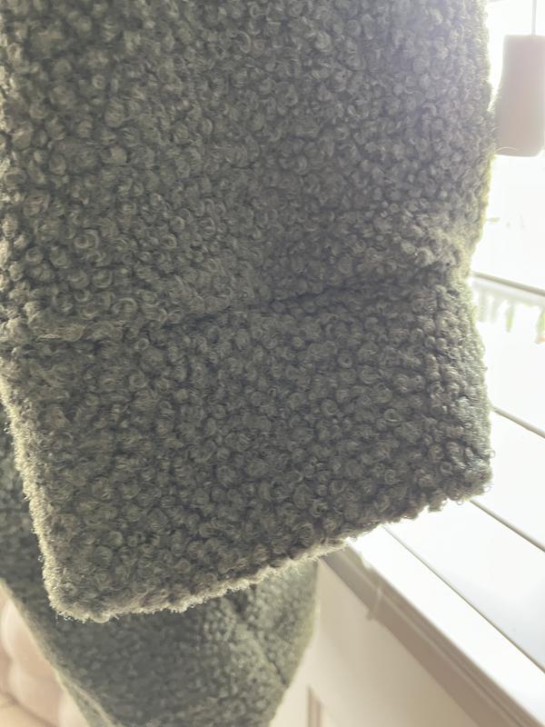 Color and Sleeve detail