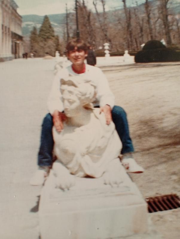 Son fotos con 14 años hace 40 con sudaderas y pantalones Levis made in usa en mayo de 1985 la blanca llevaba como unos pliegues arrugados y la roja tipo acolchado tenía más pero solo e encontrado estás perdón por ponerlas me hacía ilusión