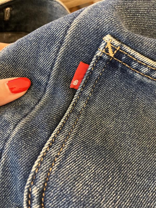 label missing Levi's logo