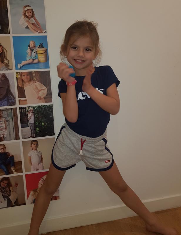 Taïs porte le 5ans mesure 110cm