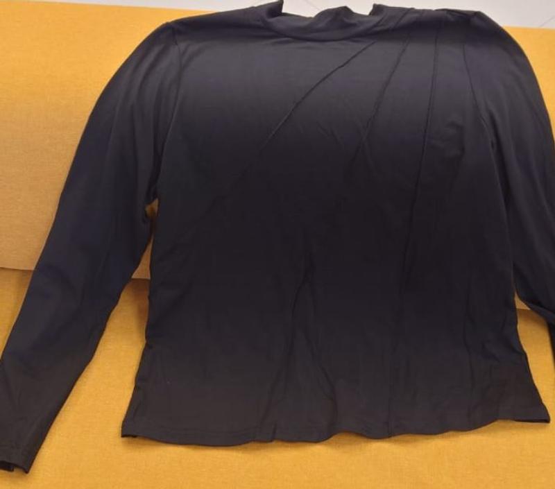 This product was inside instead of blue Levi's T-shirt. Long sleeve revieved is not Levi's