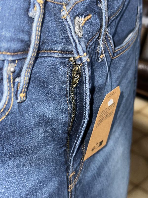 défaut au niveau du zip, le jean ne se plaque pas et du coup on voit la zipette