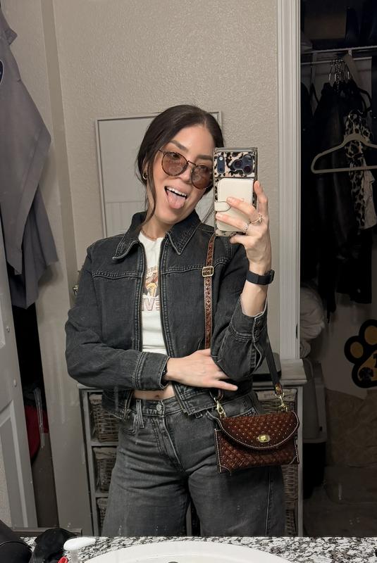 Paired it with a Levi’s graphic Tee and Levi’s medium rise cinched barrel Jeans👌✨