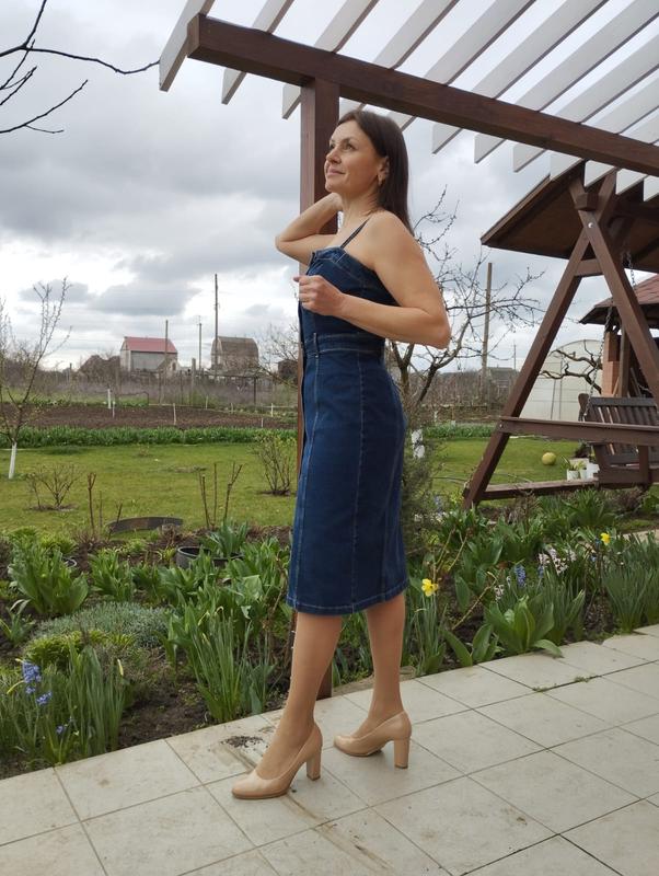 A gorgeous off-the-shoulder dress. The straps are removable. The fabric is stretchy and allows for easy movement. The slit can be adjusted with buttons.