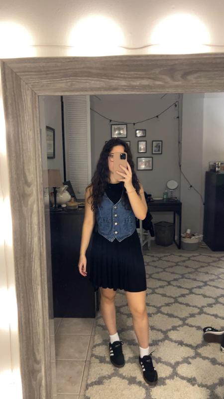 I always find pictures to be the most helpful when looking at reviews so I included pictures of different ways I styled the vest. I am wearing both a small and xs in the pictures. The small is more loose while the xs is more fitted.