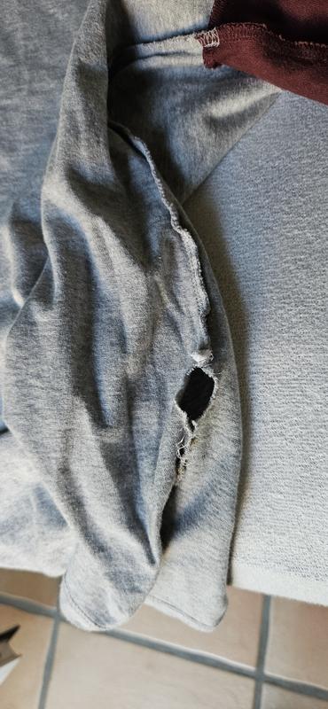 Boquete en el lateral de la camiseta