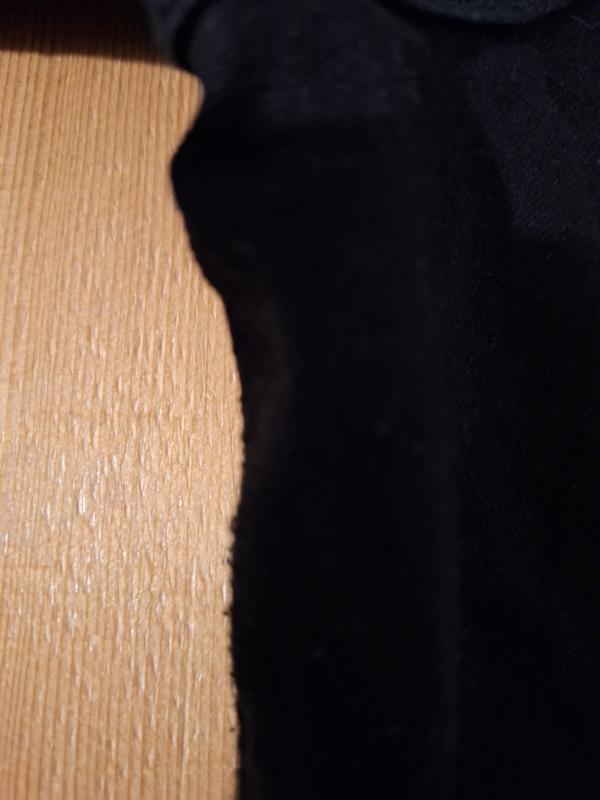 Peluche nombreuses et fils de couture debordant tout le long de la jambe