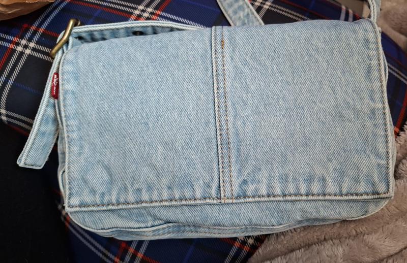 C'est une couleur denim clair, comme du bleu layette