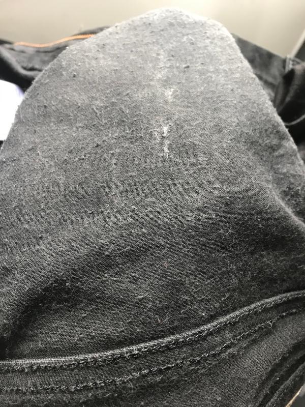 De binnenkant van de broek na 4x wassen (verspreid over 2 maanden tijd ongeveer). Heel veel pluisjes en witte plekken.