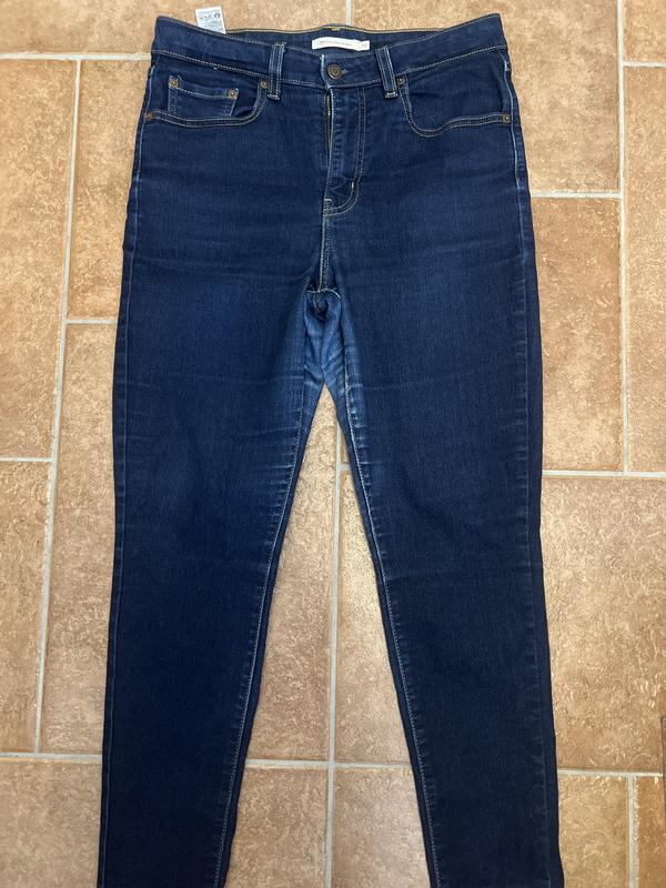 Pantalon en parfait état sauf entre les jambes À peine 4 mois après achat , très déçu car le prix est important