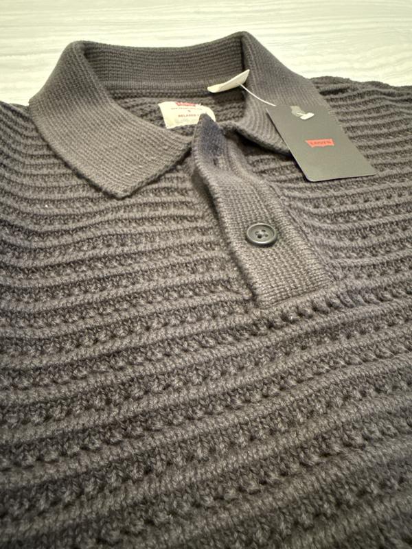 Material and details are sharp.