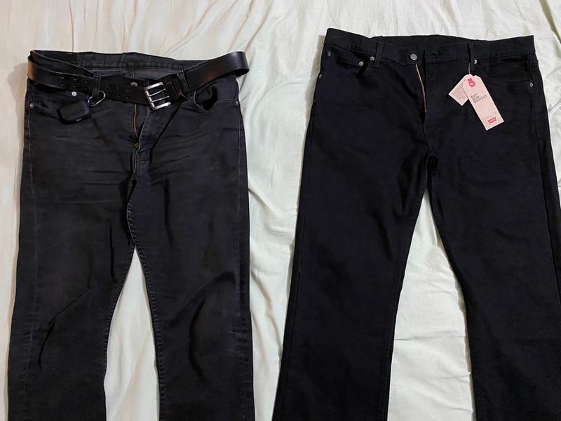 The jeans on the left is a 527 I bright a while aback. That’s slim and comfortable. The jeans on the right is the baggy so called slim jeans. This is bad guys. I hate it.