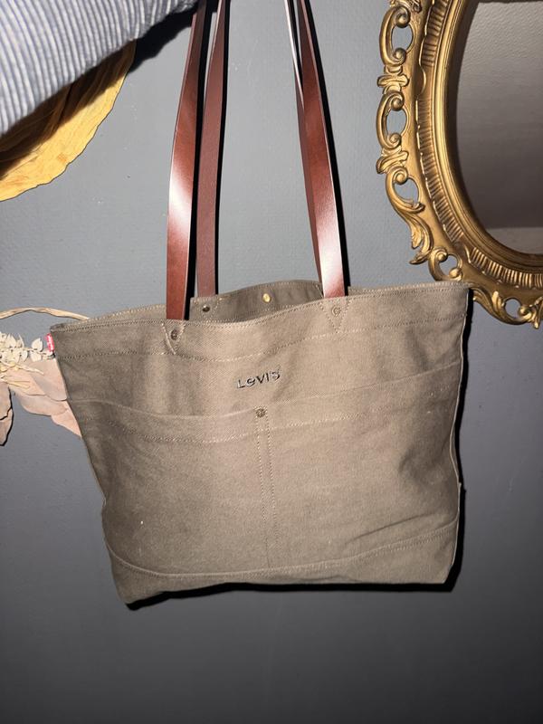 Sieht auf dem Foto nicht so gut aus wie in echt tatsächlich aber da passt ordentlich was rein benutze die oft wenn ich bei meinem Freund übernachte und da passt immer alles rein Mega gut.