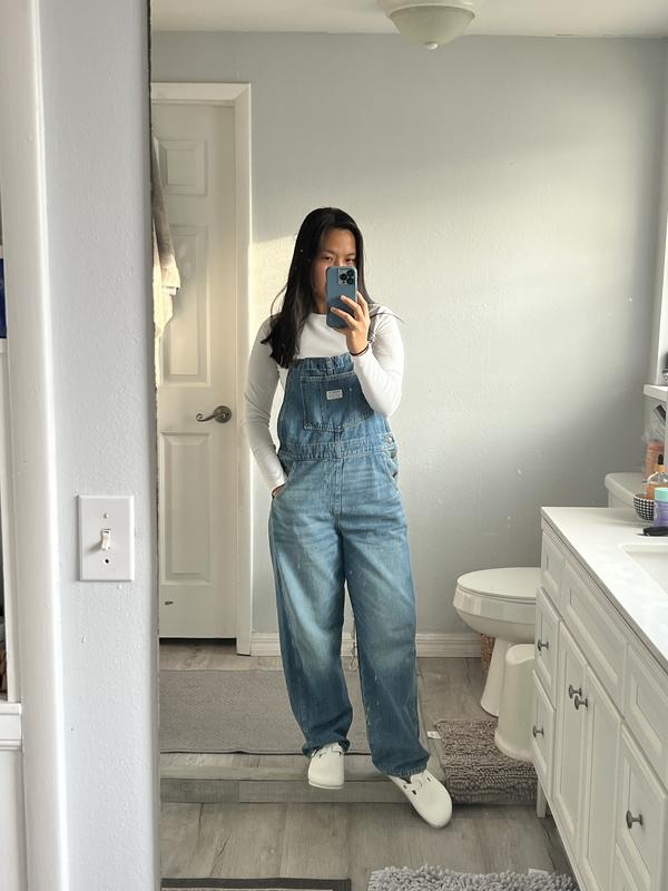 Wearing medium. 5’4, 132 lbs