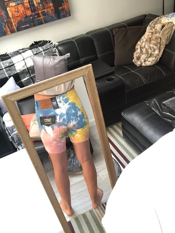 Tush looks bomb.  But it’s crying because it wants out of this prison.