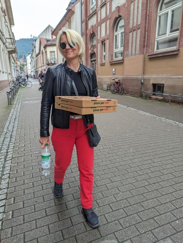 163 cm/ 99 Hüften, groß 27/28 aber 26/28 wäre besser!