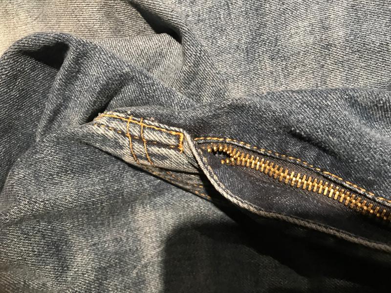 zipper stays open on the bottom