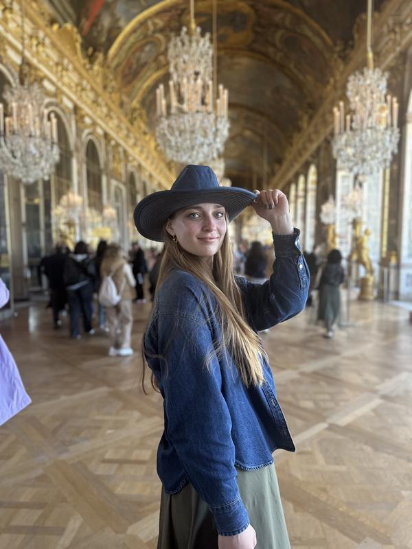 Portée avec le chapeau, également acheté chez Levi’s.