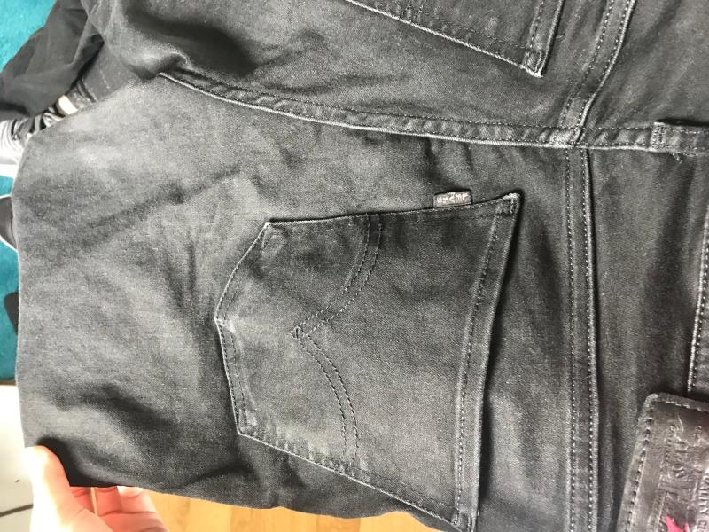 De buitenkant van de broek. Dit is wel in het zonlicht, dus hij is nog wel iets zwarter in het echt. Maar zoals je kunt zien is de kleur enorm vervaagd.