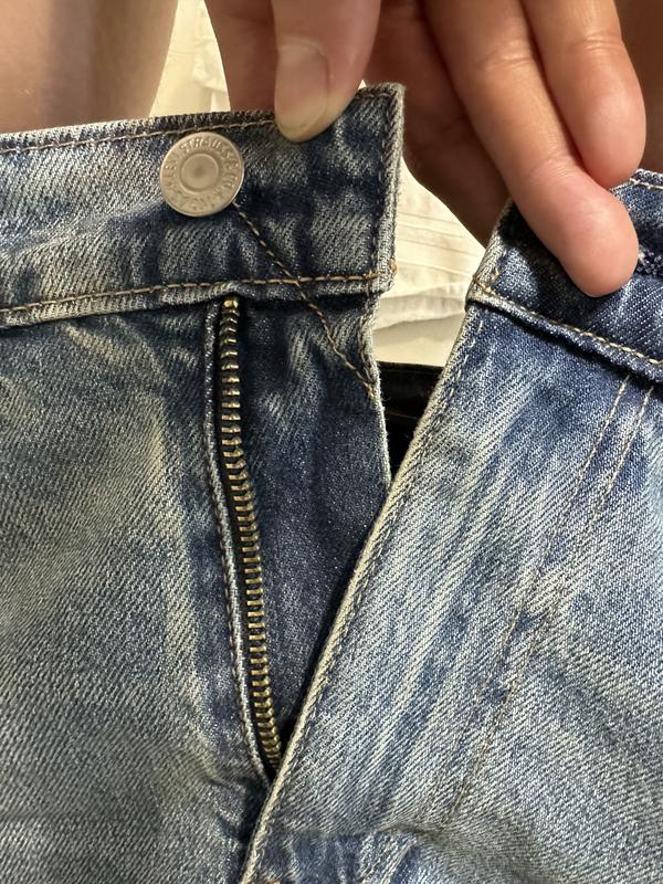 Dark line across fly looks super artificial and tacky/trashy