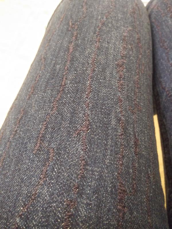 Embroidery that covers both legs.