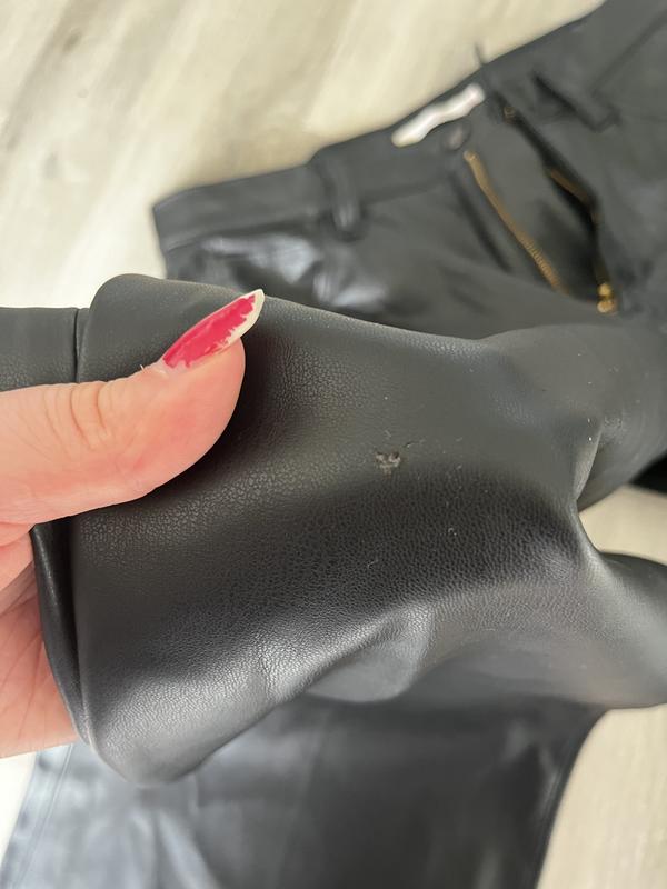 Ze doen een plak label op een nep leren broek. Waardoor ook de achterkant van de broek kapot is gegaan. Ik heb die er netjes afgehaald maar het ging gewoon stuk.