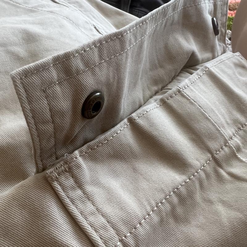 You can see the button grommet on the flap, but nowhere to button it into