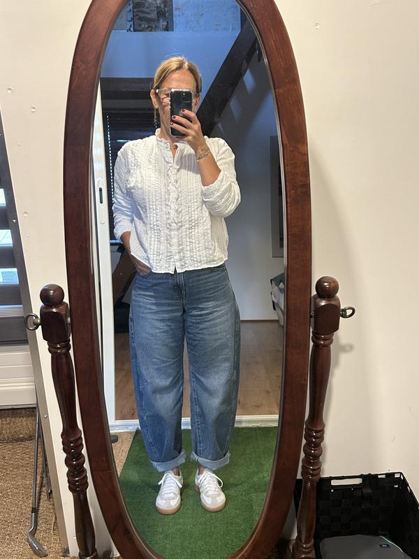 Ici avec une blouse et des baskets !