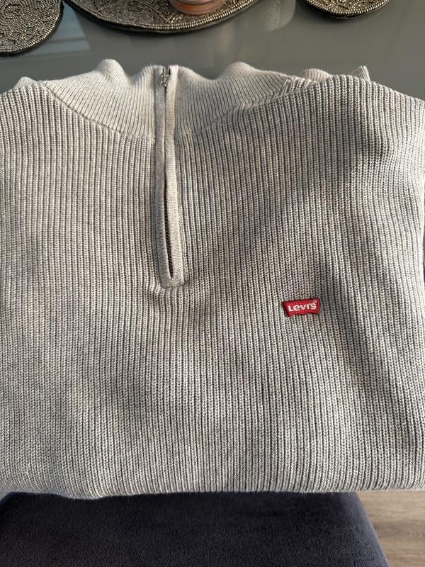 I added the iconic red batwing Levi patch to the chest as the jumper didn’t come with it. I think it looks better with the red patch