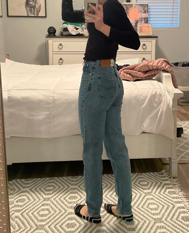 Levi's 80's mom jean in mid wash
