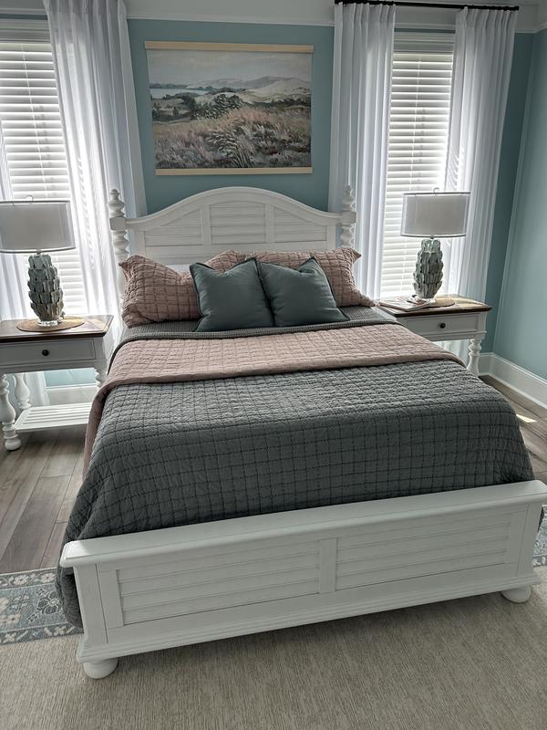 Main bedroom gray quilt