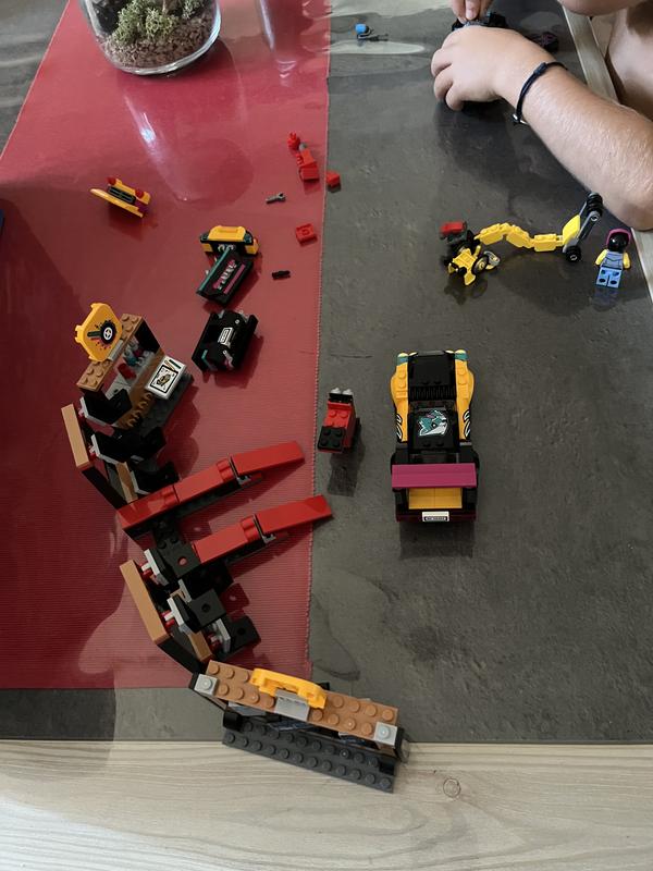 Mon fils en train de jouer avec les legos garage