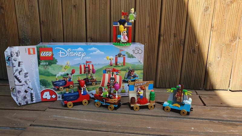 LEGO 43212 Disney Le Train en Fête Disney, Jouet Enfants 4 Ans avec Vaiana,  Woody, Peter Pan et Les Wagons de la Fée Clochette Plus Mickey et Minnie