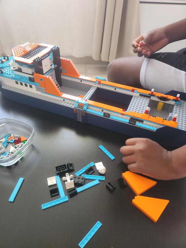 Ma fille de huit ans qui a d�cid� de finir sa construction aujourd'hui.