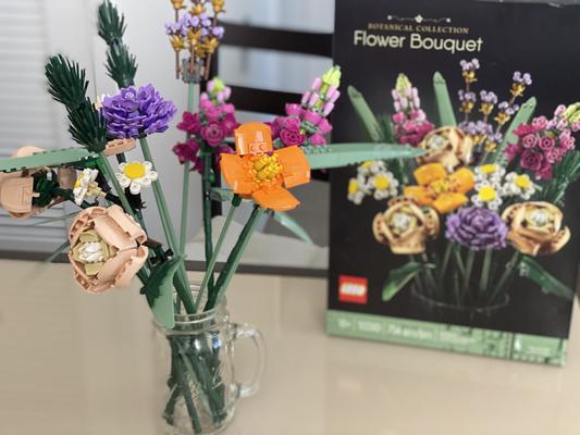 A mix of the 2 flower Bouquets in a glass vase with Lego water : r/lego