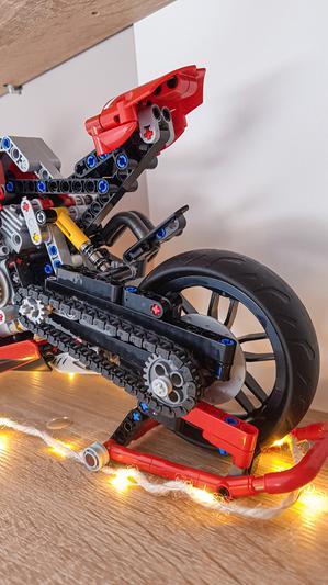 LEGO Technic Ducati Panigale V4 R Motorcycle 42107 Kit de construction –  Kit de démonstration Superbike à collectionner avec boîte de vitesses et  suspension de travail, amusant pour adultes et amateurs de