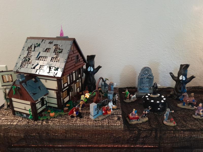 LEGO Ideas Disney's Hocus Pocus: The Sanderson Sisters' Cottage