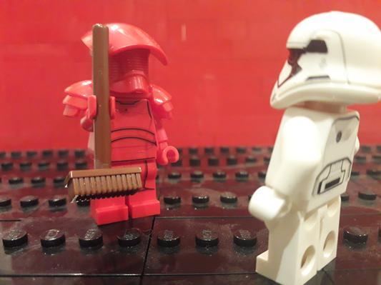 peut être que ce stormtrooper est là pour le ménage ?