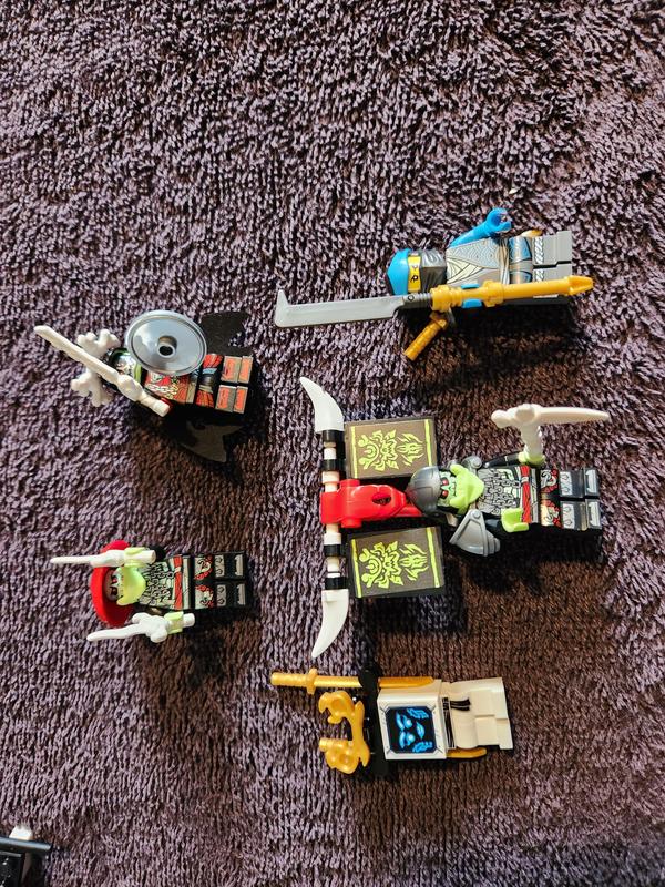 5 mini figures and weapons