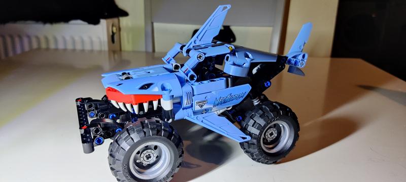 LEGO 42134 Technic Monster Jam Megalodon, Jouet de Voiture, 2 en 1, Truck  et Low Racer Lusca, Véhicule à Rétrofriction, pour Garçons et Filles