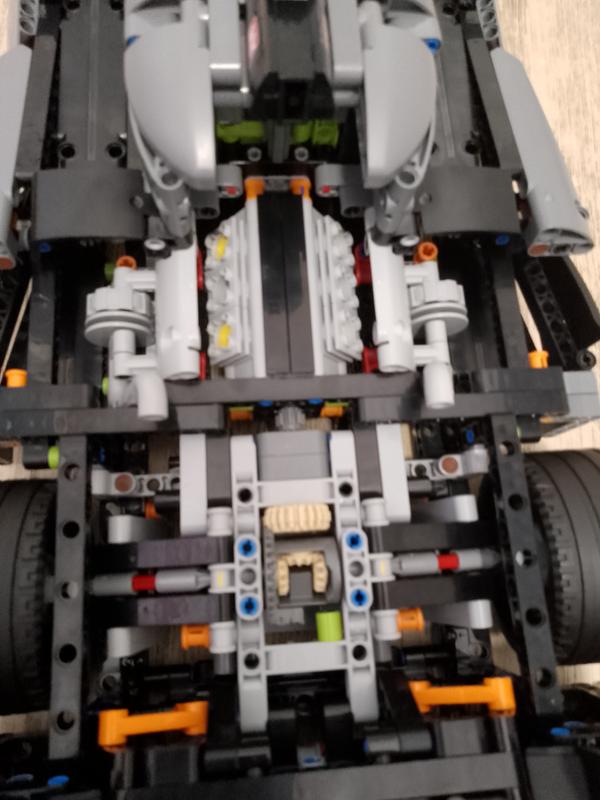 LEGO Technic PEUGEOT 9X8 24H Le Mans Hybrid Hypercar 42156