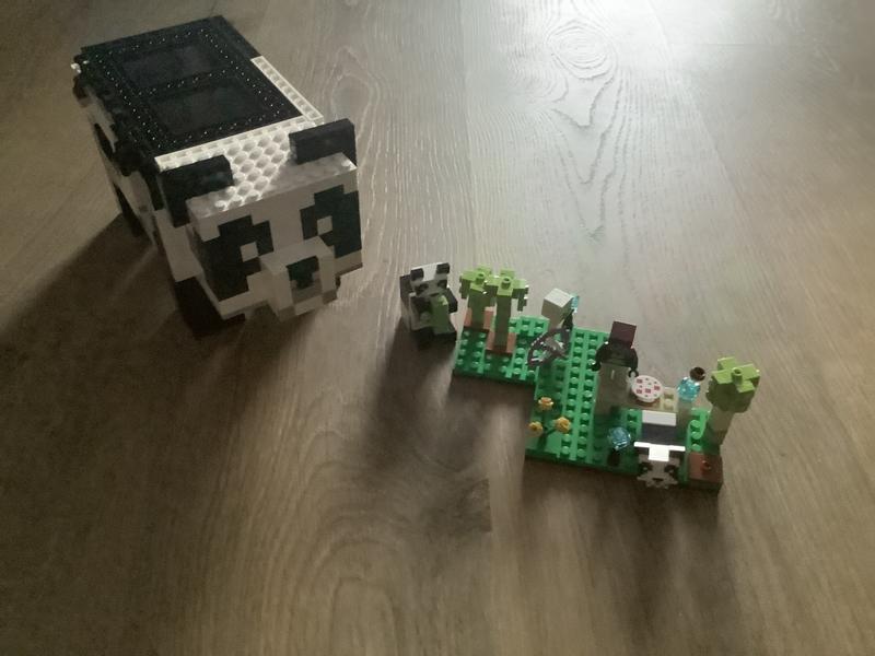 Une magnifique maison Panda, mini figurines (panda,squelette, personnage Minecraft) un petit espace vert