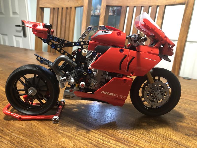 [100%Original]LEGO Technic Ducati Panigale V4 R 42107 Motorcycle Toy  Building Kit,Build A Model Motorcycle (646 Pieces)