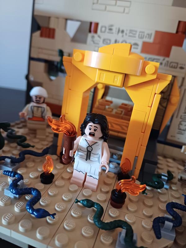 LEGO Indiana Jones Escape from the Lost Tomb 77013 Building Toy, Featuring  a Mummy and an Indiana Jones Minifigure from Raiders of the Lost Ark Movie