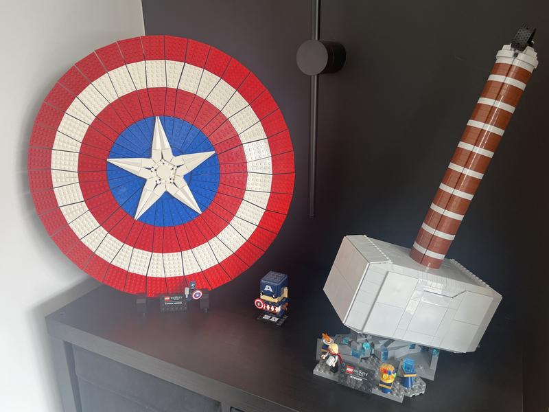 LEGO Superheroes: Captain America Minifigure with Shield, Stand and Hammer  (Mjolnir)