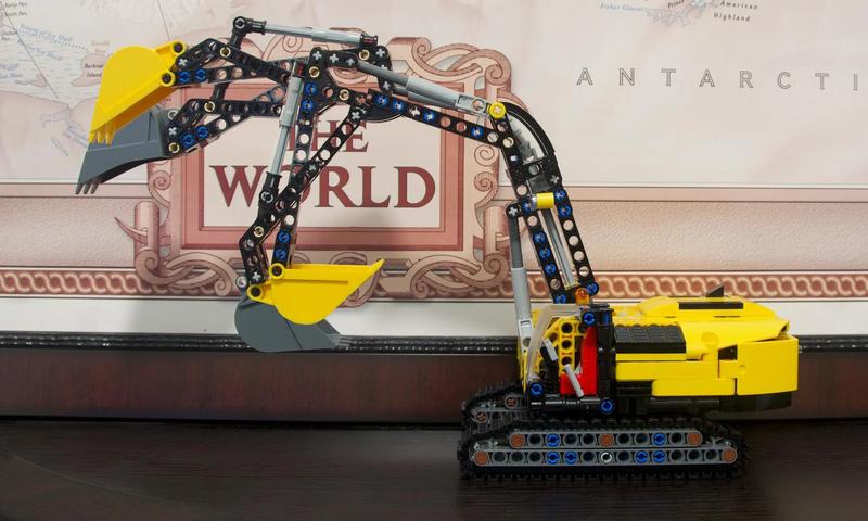 LEGO Technic Heavy-Duty Excavator 42121 (569 pieces) | Toys R Us